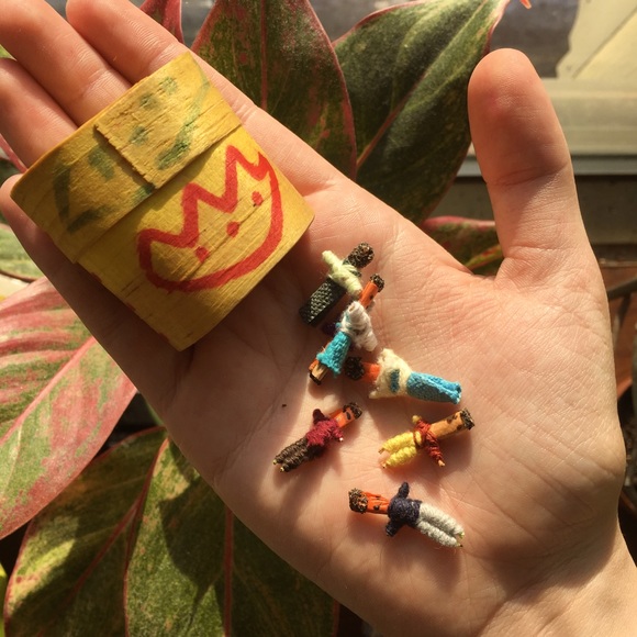 FREE WITH PURCHASE 💸 miniature dolls + wooden box - Picture 1 of 11